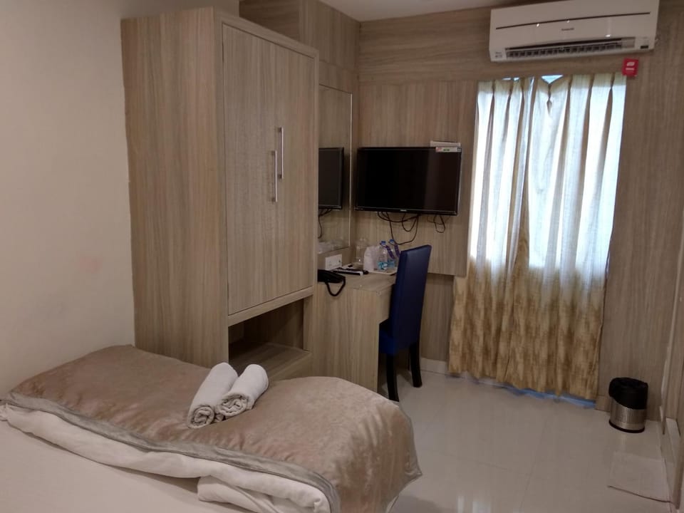 Bed, TV and multimedia, towels, wardrobe