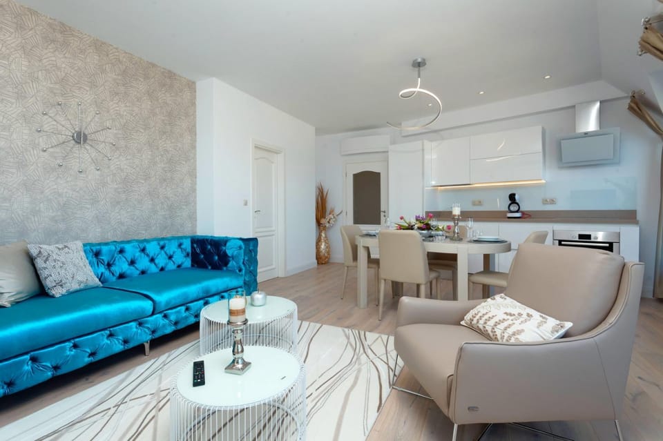 Living room, Photo of the whole room, Decorative detail