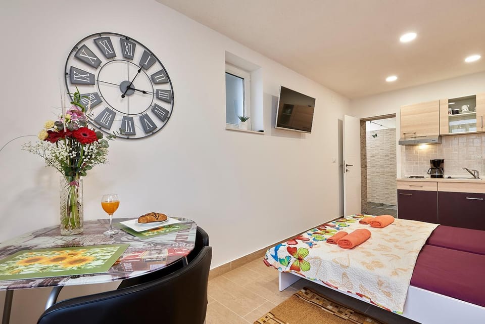 Photo of the whole room, Dining area