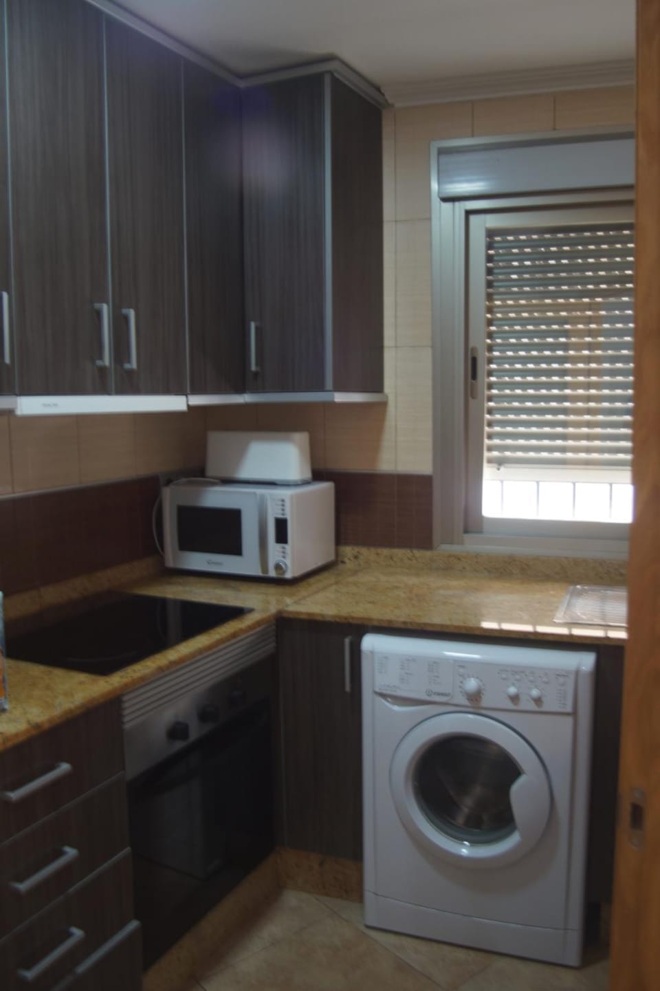 Kitchen or kitchenette, oven, washing machine