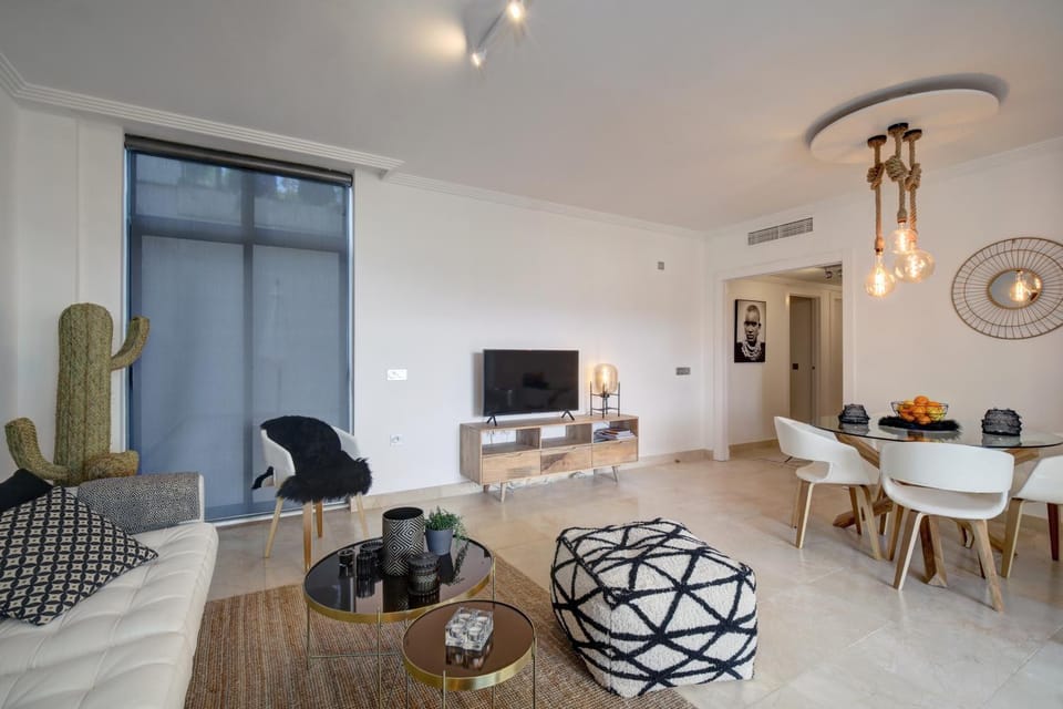 TV and multimedia, Living room, Seating area, Dining area