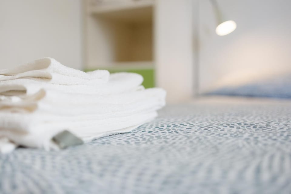 Bed, towels