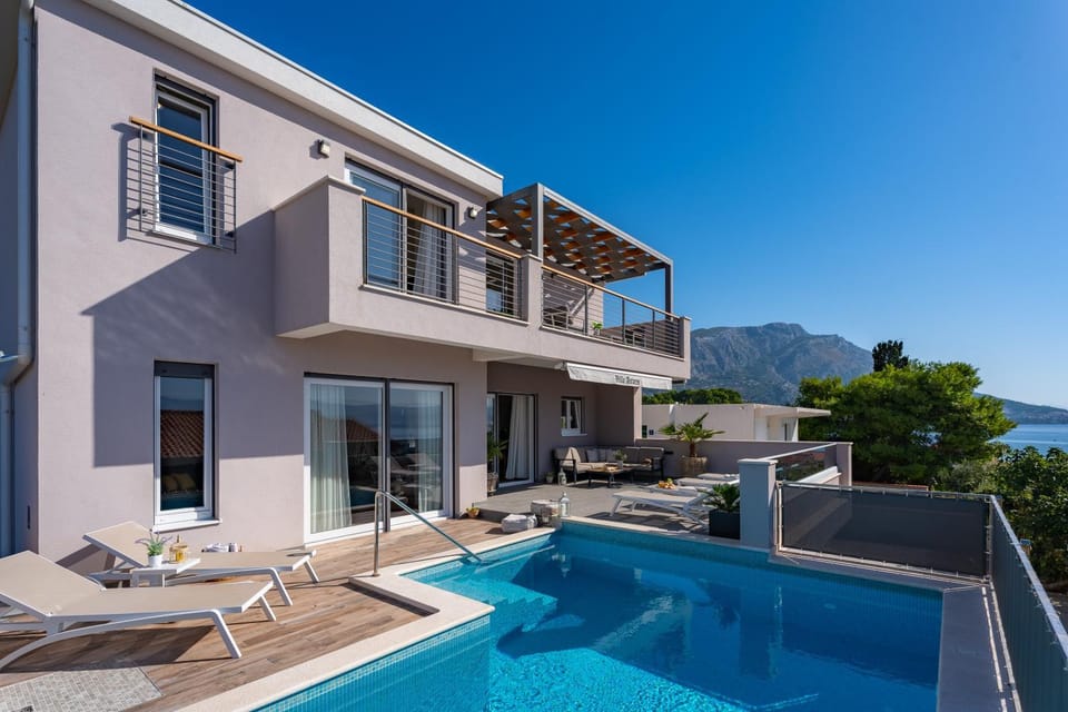 Property building, Patio, Day, Natural landscape, View (from property/room), Balcony/Terrace, Mountain view, Pool view, Swimming pool, sunbed
