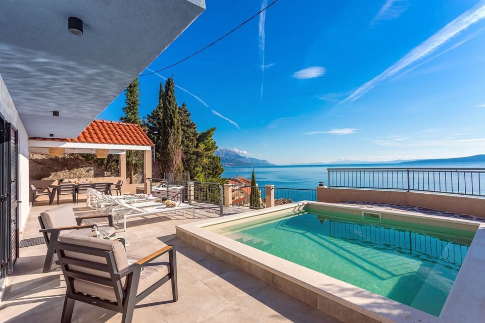Property building, BBQ facilities, Dining area, Sea view, Swimming pool