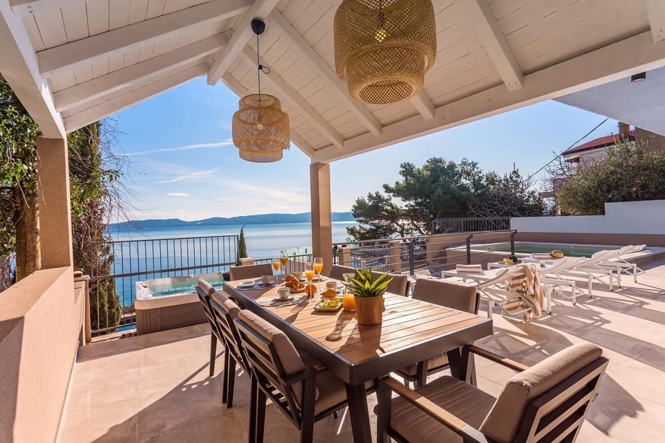 Dining area, Sea view, Swimming pool