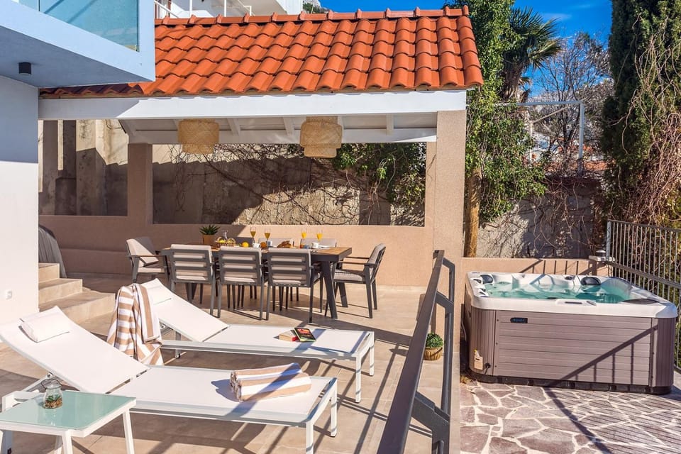 Property building, BBQ facilities, Balcony/Terrace, Seating area, Dining area, Swimming pool