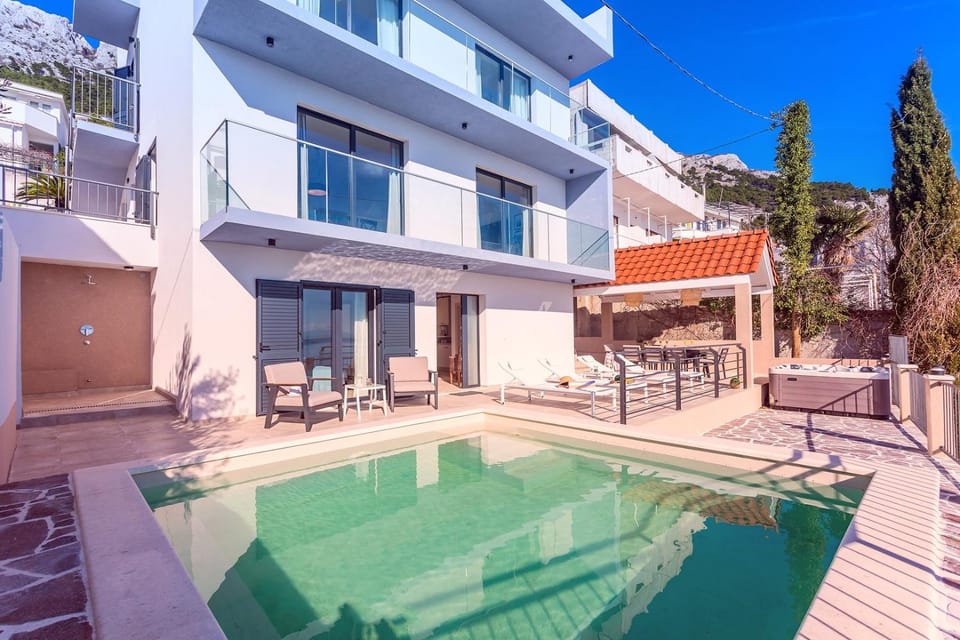 Property building, Balcony/Terrace, Seating area, Swimming pool
