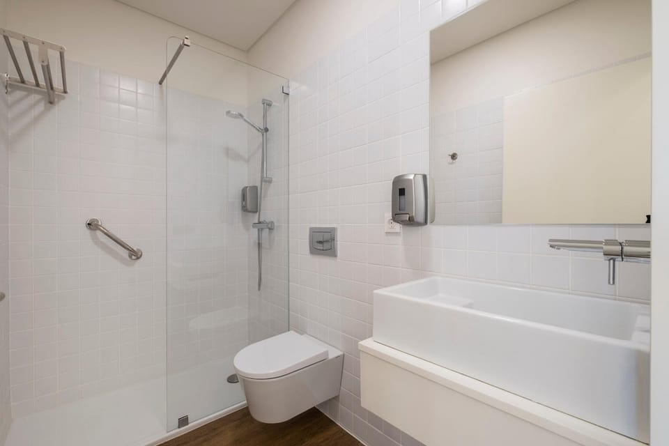 Shower, Toilet, towels