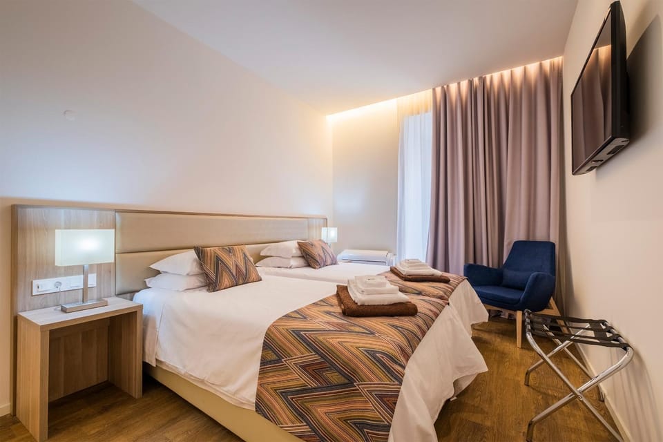 Bed, TV and multimedia, Bedroom, towels