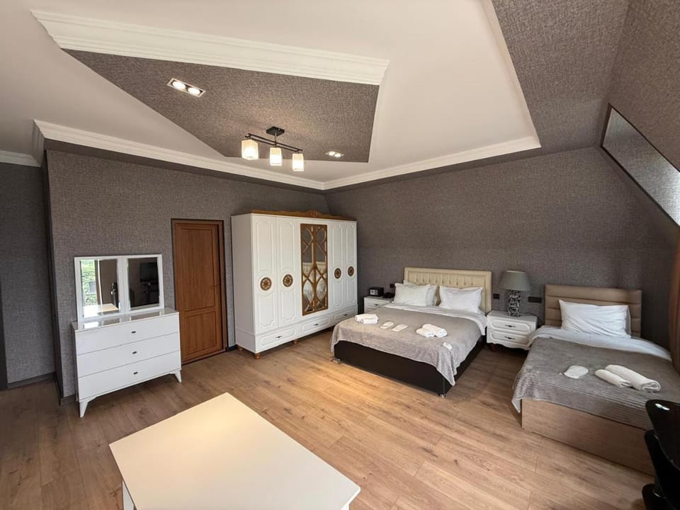 Bed, TV and multimedia, Living room, Photo of the whole room, Seating area, Bedroom, wardrobe