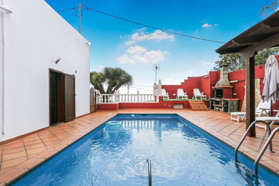 Mountain Chalet Sea Views & Pool Apartment in Comarca Norte