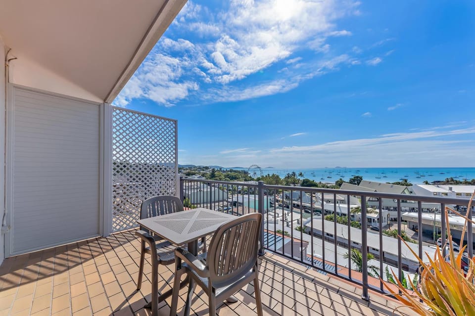 View (from property/room), Balcony/Terrace, Dining area, Sea view