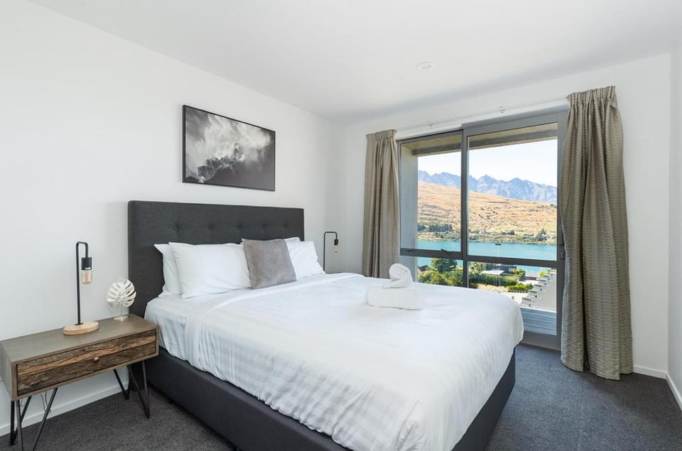 Bed, Photo of the whole room, Bedroom, Lake view, Mountain view