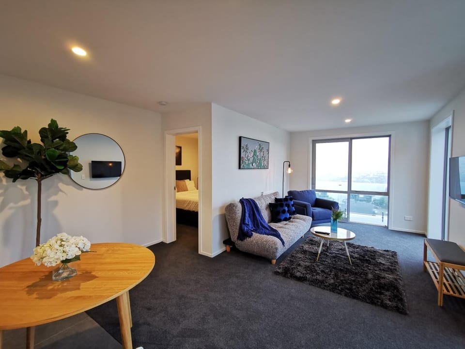 Bed, TV and multimedia, Living room, Photo of the whole room, Seating area, Bedroom
