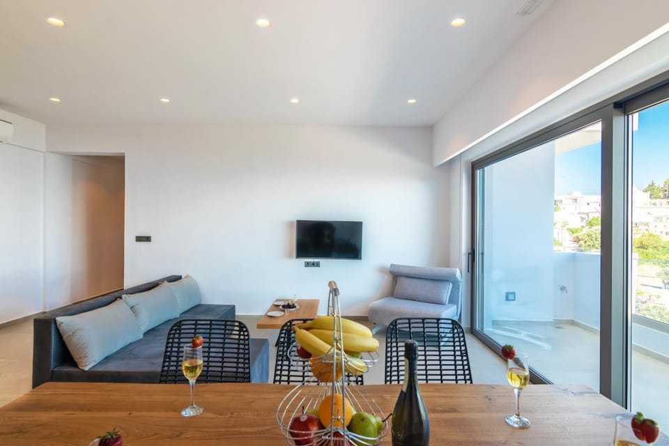 Communal lounge/ TV room, TV and multimedia, Living room, Seating area, Dining area
