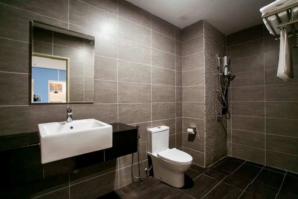 Shower, Toilet