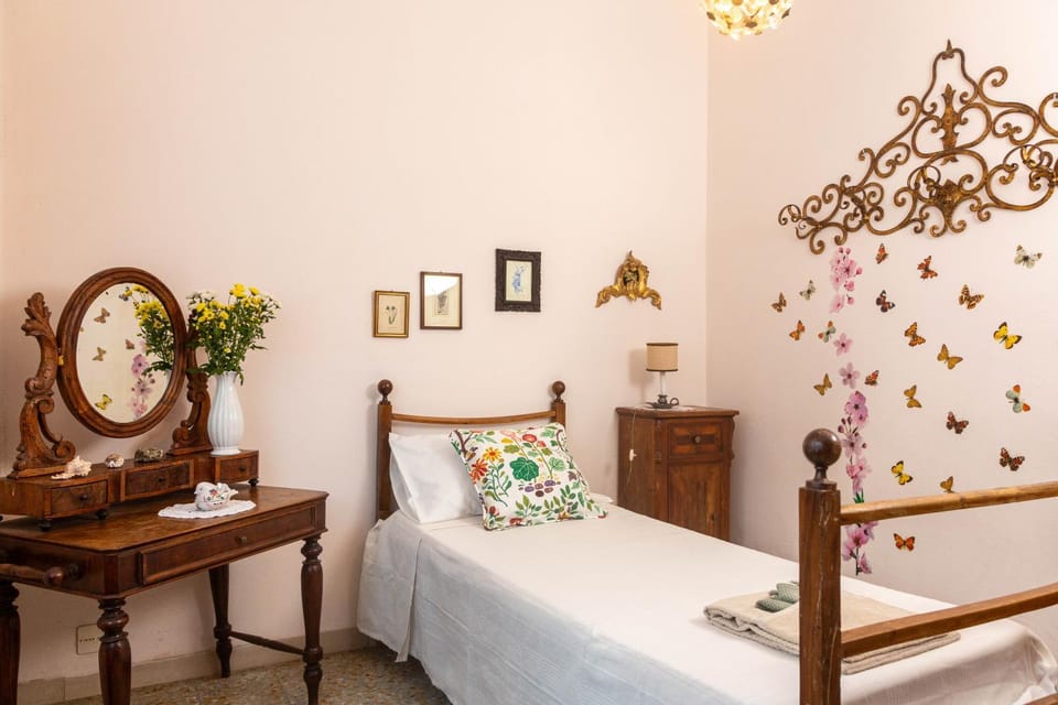 Bed, Photo of the whole room, Decorative detail, Bedroom