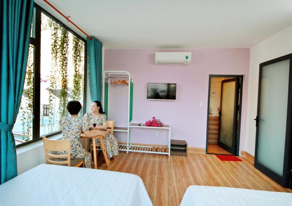 Bed, People, TV and multimedia, Seating area, Bedroom, air conditioner