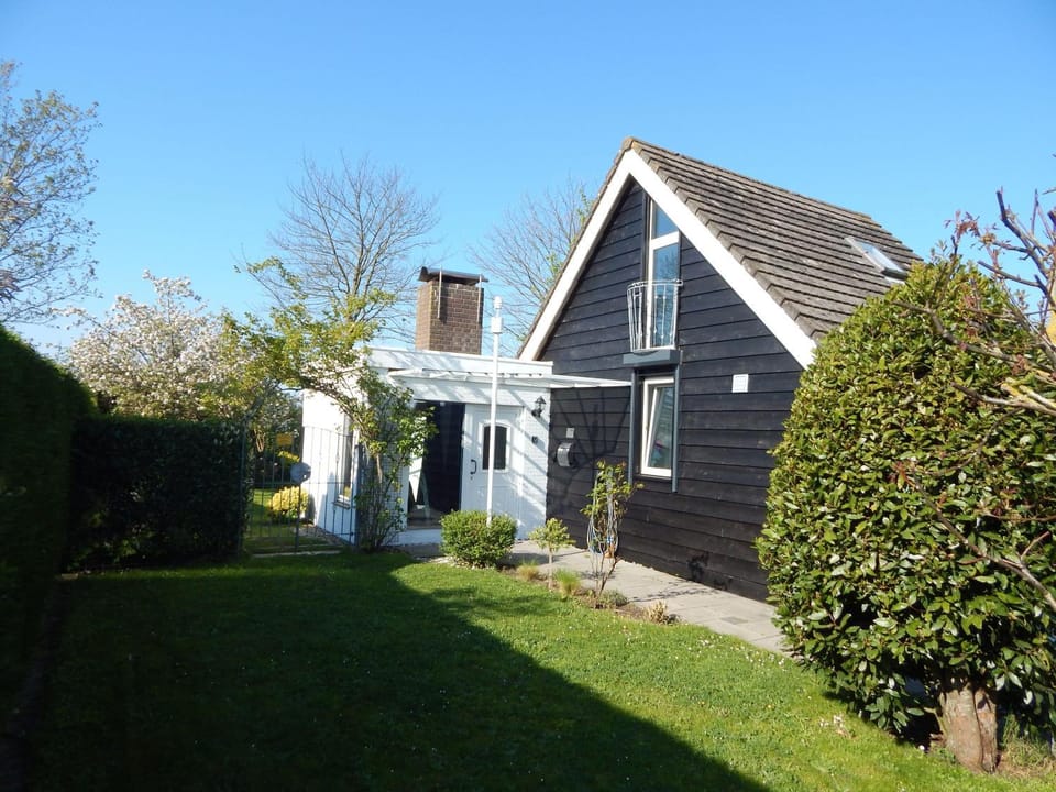 Wunderschoenes-freistehendes-Ferienhaus-an-der-See-Sauna-Strand-Yachthafen-WLAN House in Bruinisse