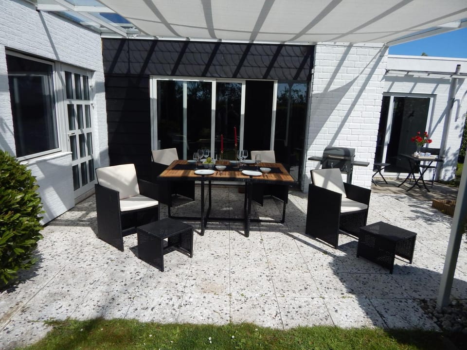 Wunderschoenes-freistehendes-Ferienhaus-an-der-See-Sauna-Strand-Yachthafen-WLAN House in Bruinisse