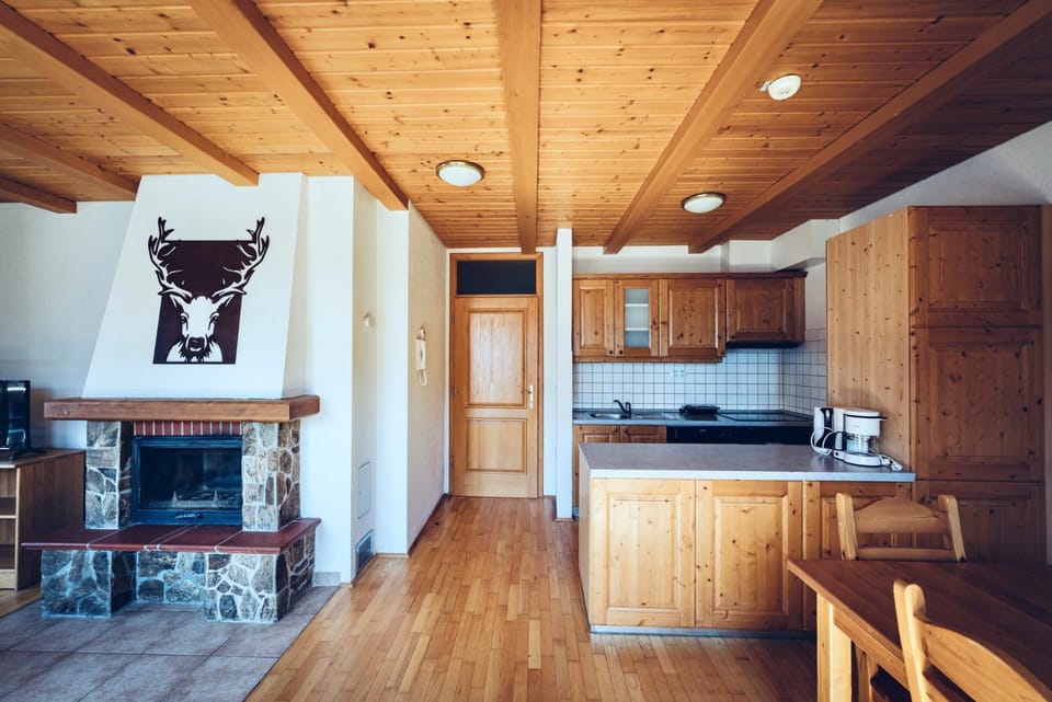 Kitchen or kitchenette, Dining area, flat iron