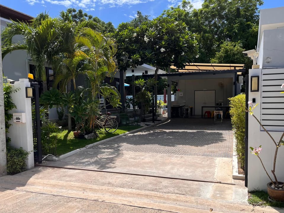 Facade/entrance, Garden view
