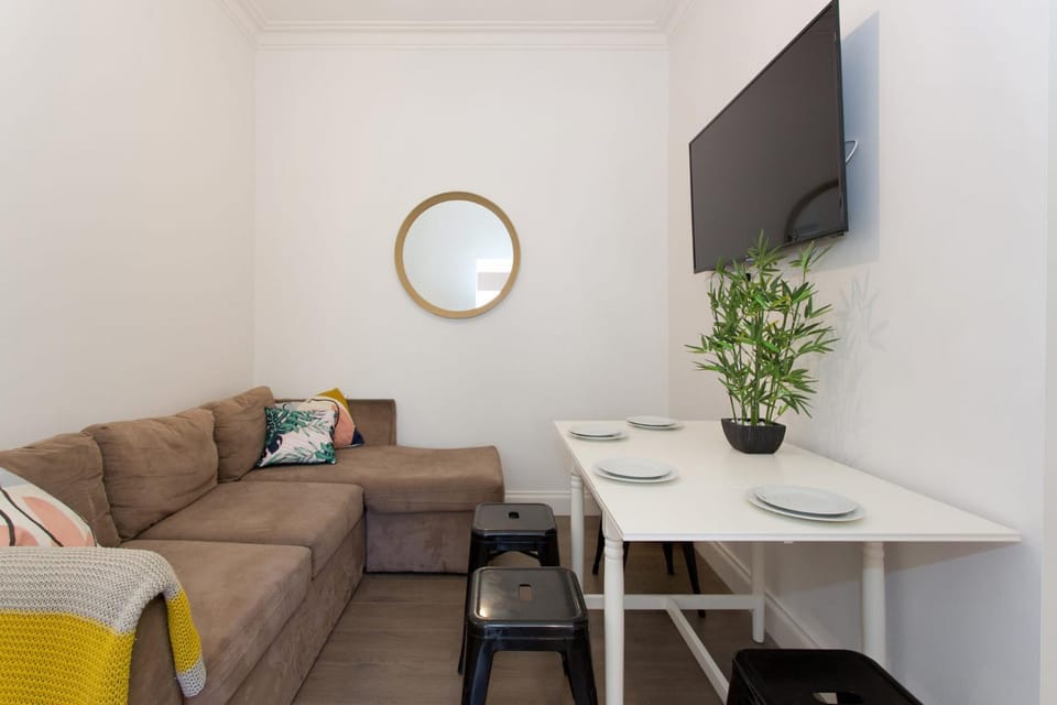 TV and multimedia, Living room, Seating area, Dining area