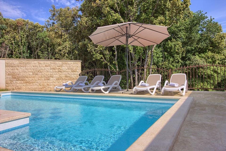 Complex of 2 villas Banjole-Marisol with 2 private pools for up to 20 persons only 200m from the beach - WiiBuk Villa in Banjole