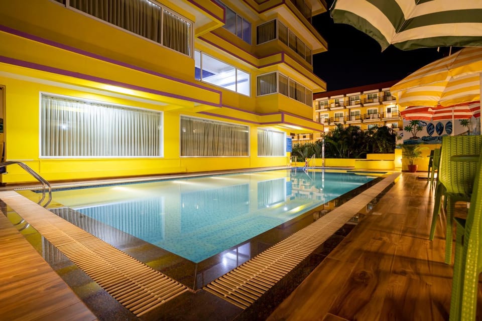 Pool view, Swimming pool, sunbed