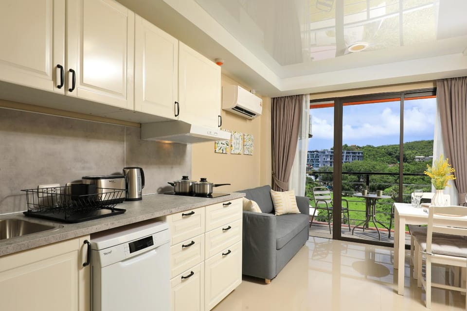 Living room, Mountain view, kitchen