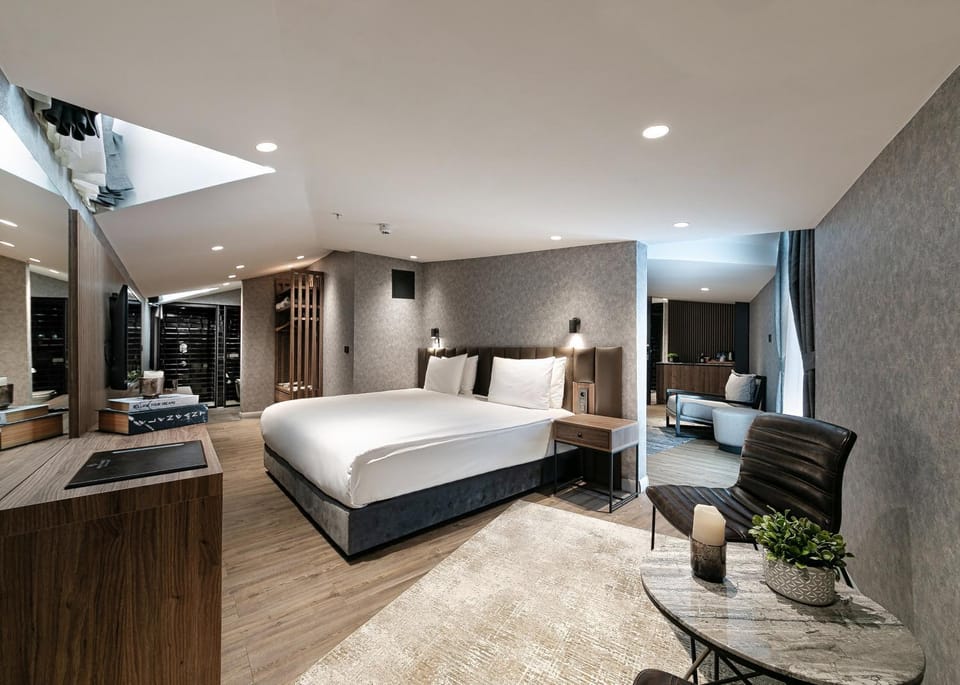 Bed, TV and multimedia, Living room, Photo of the whole room, Seating area, Bedroom