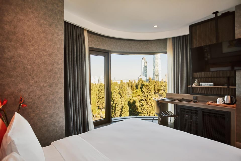 Bed, Coffee/tea facilities, Photo of the whole room, Bedroom, City view, minibar, air conditioner
