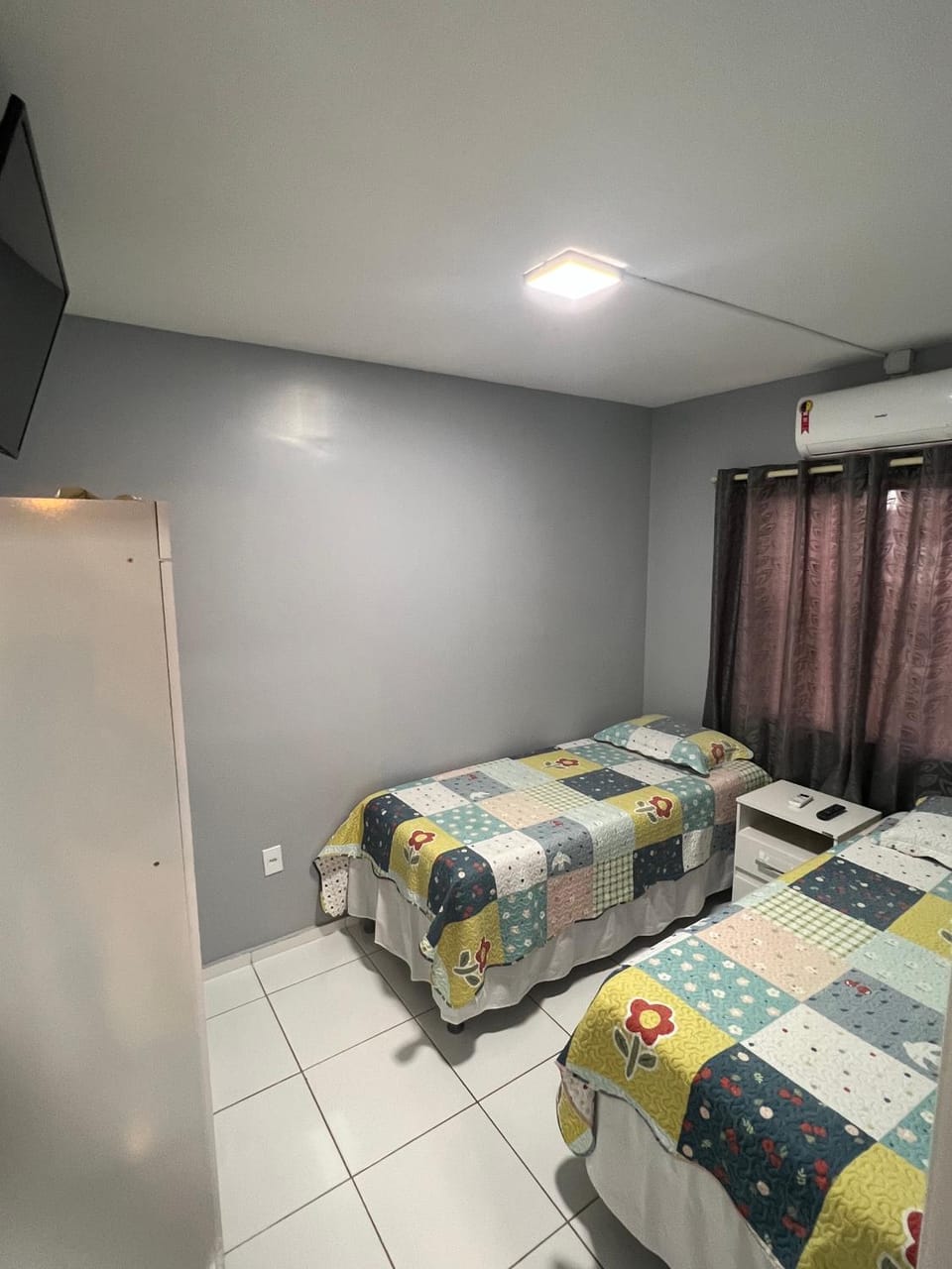 Bed, TV and multimedia, Photo of the whole room, Bedroom