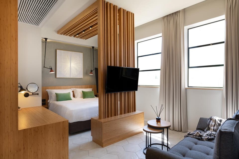 Bed, TV and multimedia, Decorative detail, Seating area, Bedroom