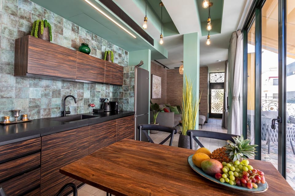 Kitchen or kitchenette, Decorative detail, Seating area, Dining area, Food