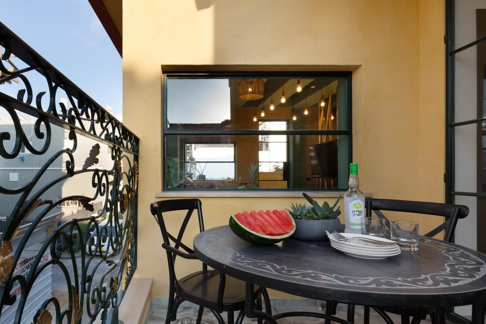 Balcony/Terrace, Dining area, Food, Drinks, Alcoholic drinks