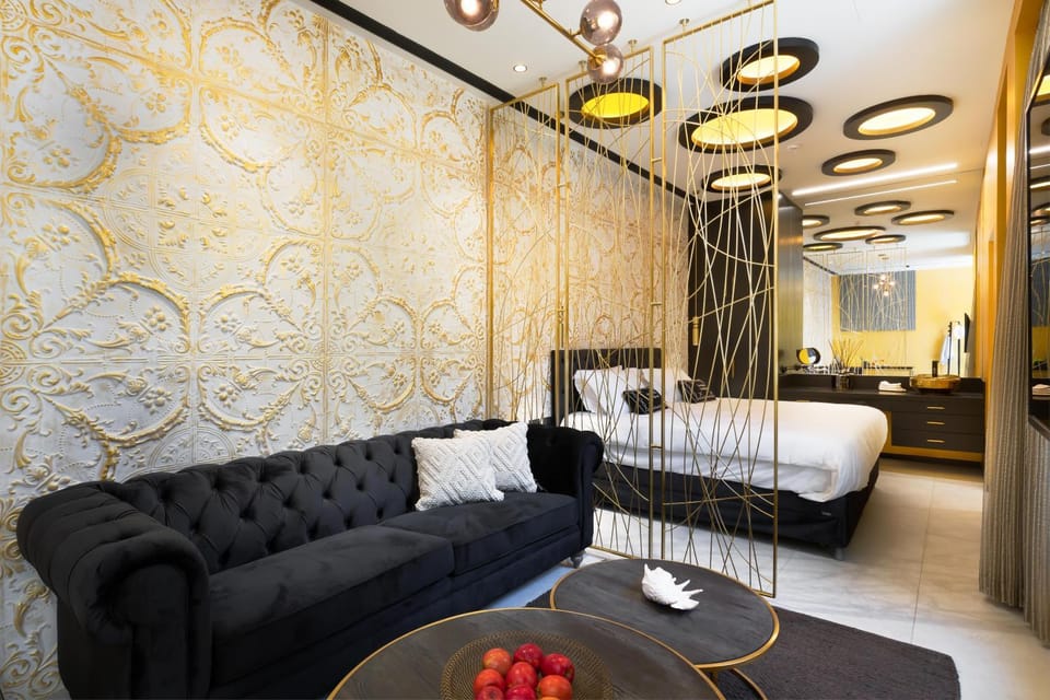 Bed, Living room, Photo of the whole room, Decorative detail, Seating area