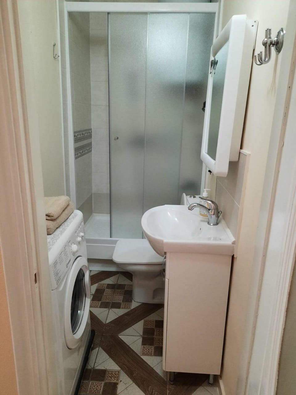 Shower, Toilet