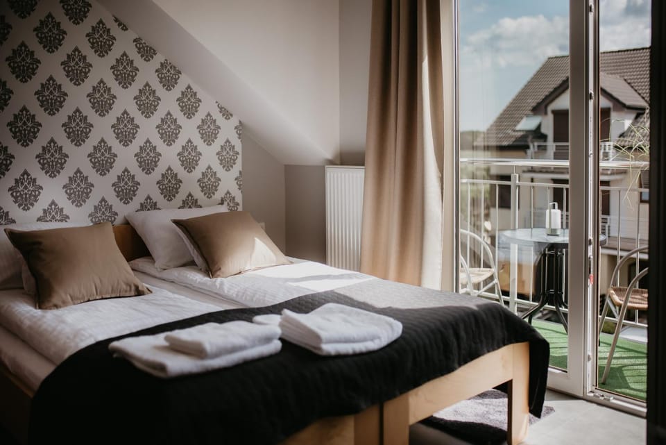 Property building, Bed, Day, View (from property/room), Balcony/Terrace, Photo of the whole room, Bedroom, towels