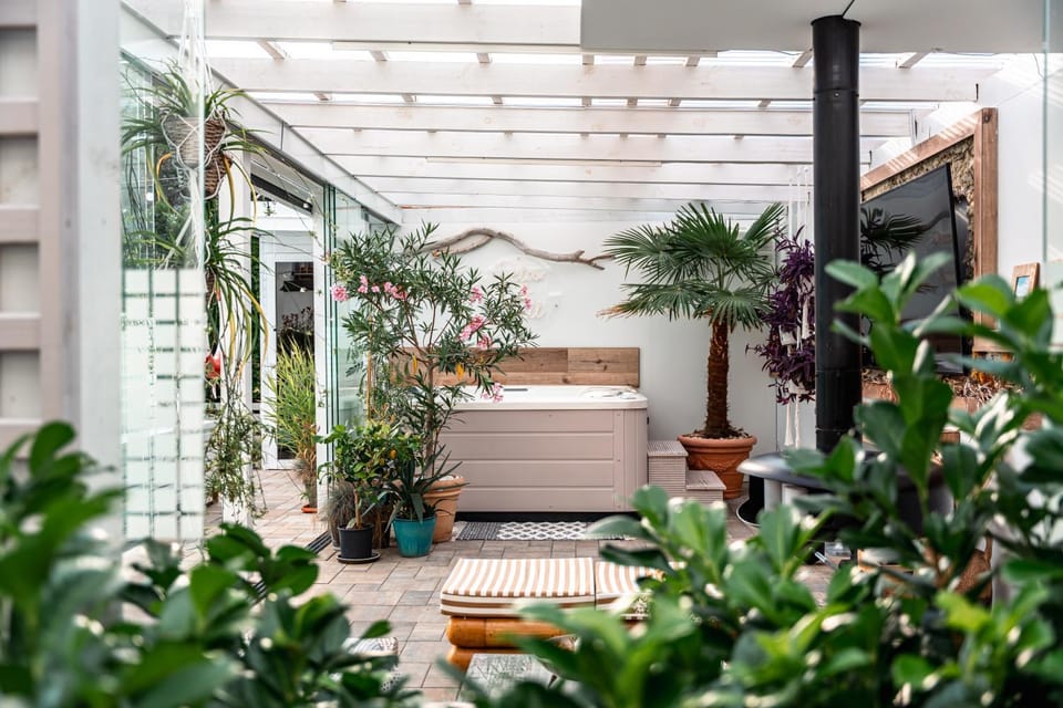 Garden, Hot Tub, Seating area