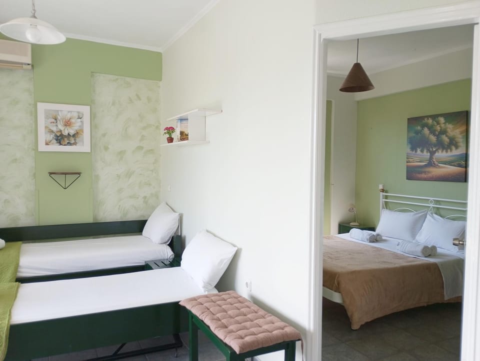 Bed, Living room, Bedroom, towels, air conditioner