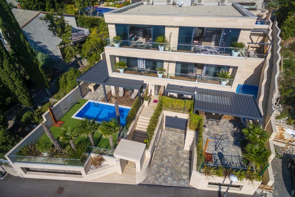 Property building, Day, Neighbourhood, Bird's eye view, Pool view, Street view, Swimming pool, Location, Parking, sunbed