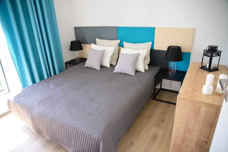 Bed, Photo of the whole room, Bedroom, Inner courtyard view, hair dresser, towels