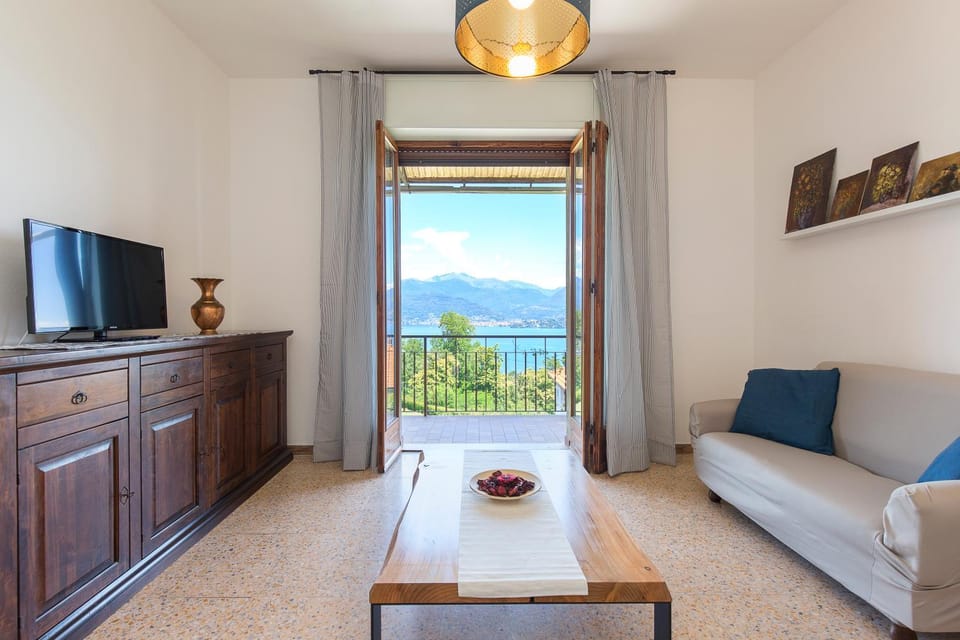 TV and multimedia, Balcony/Terrace, Living room, Seating area, Lake view