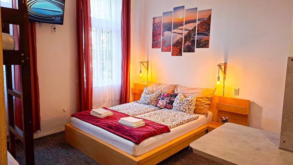 Bed, TV and multimedia, Photo of the whole room, Bedroom, towels