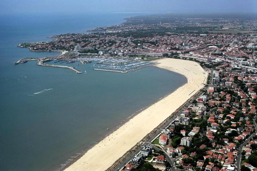 Restaurant/places to eat, Neighbourhood, Natural landscape, Bird's eye view, Beach, Shopping Area