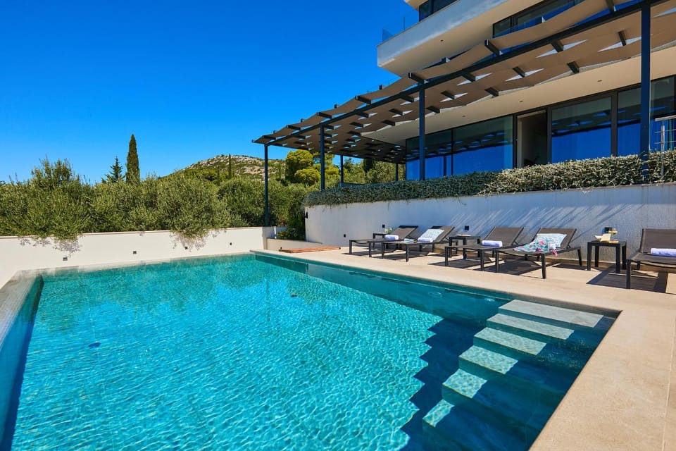 Swimming pool, sunbed