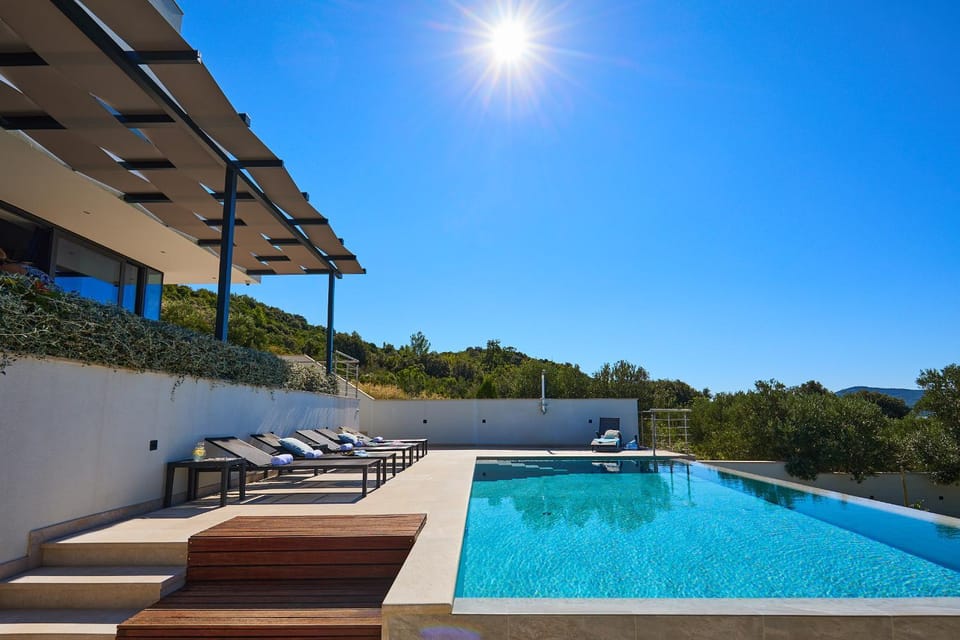 Swimming pool, sunbed