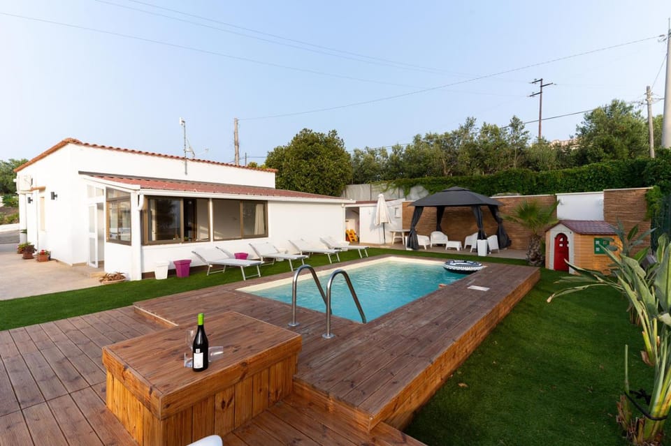 Property building, Garden, Garden view, Swimming pool
