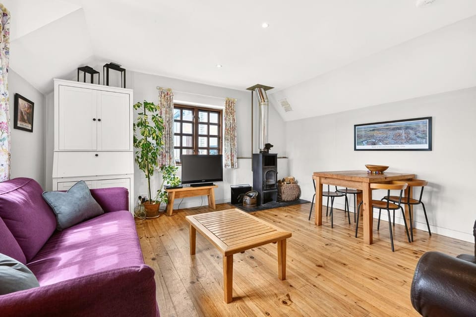 TV and multimedia, Living room, Seating area, Dining area, fireplace